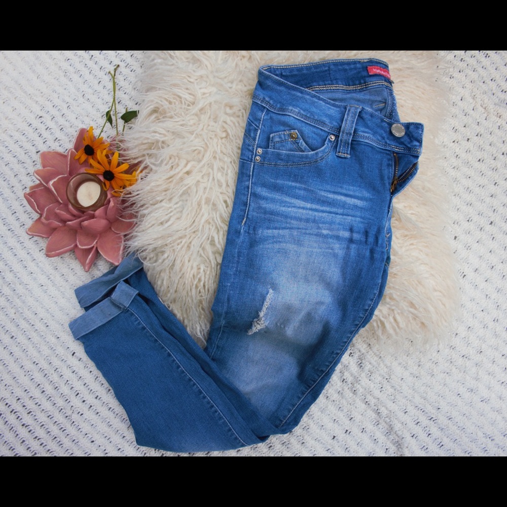 Light wash cropped “Wanna Betta Butt” jeans Size 3